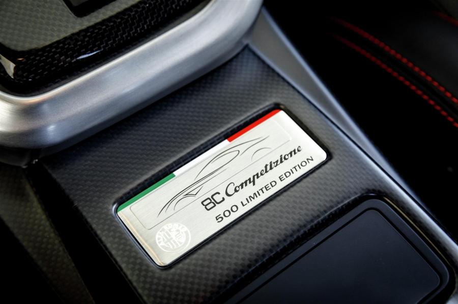 Детали интерьера Alfa Romeo 8C Competizione 2008 года  (фото 83 из 143)